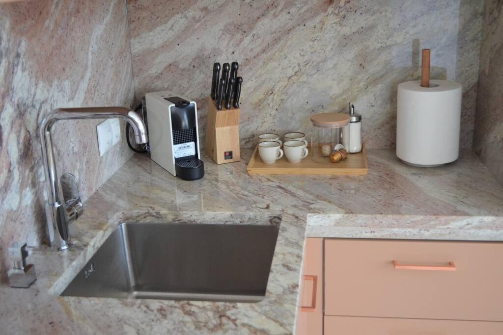 Luxury Apartment With A Balcony And View In Riga Old Town Kültér fotó