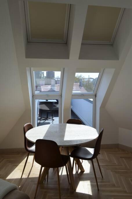 Luxury Apartment With A Balcony And View In Riga Old Town Kültér fotó