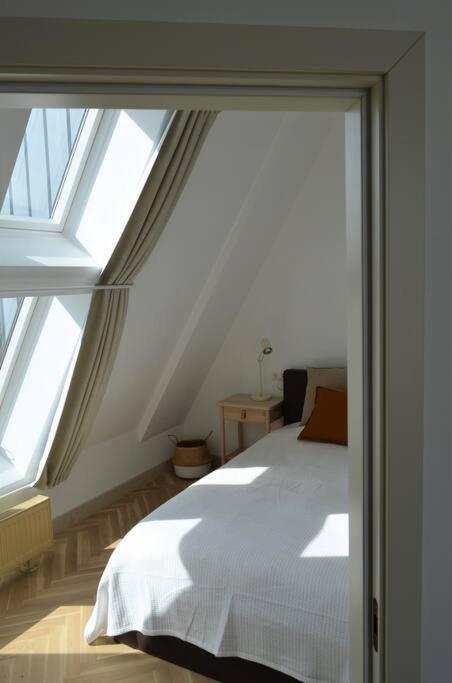 Luxury Apartment With A Balcony And View In Riga Old Town Kültér fotó