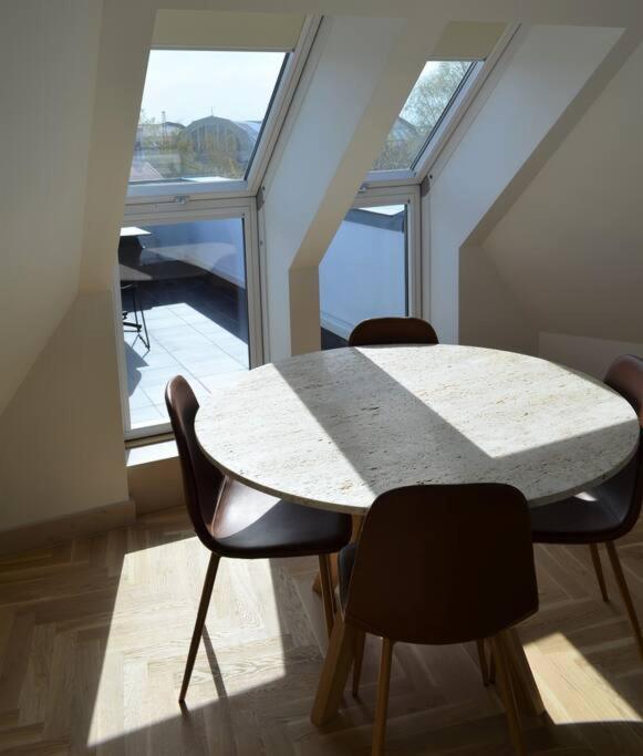 Luxury Apartment With A Balcony And View In Riga Old Town Kültér fotó